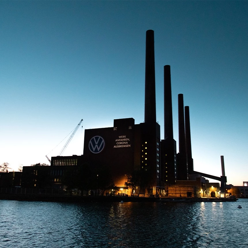 TNL Design Illumination Gebäudeprojektion Botschaft Corona-Krise VW Wolfsburg