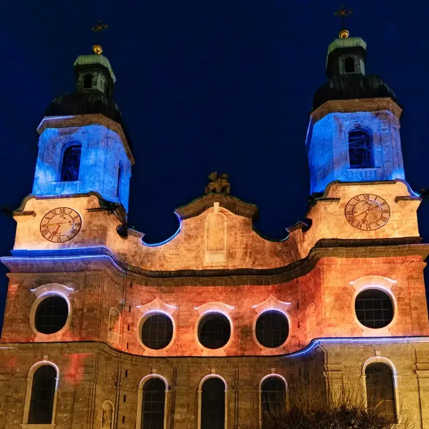 Projektionmapping taucht die gebäude-individuellen Strukturen des Innsbruckers Dom zu St. Jakob in blau, orange und rot