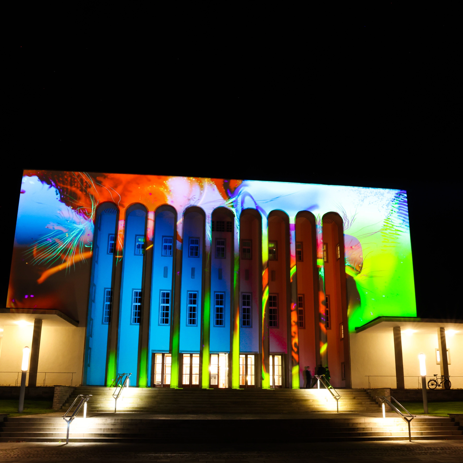 Lichtinszenierung an der Fassade der Rudolf-Oetker-Halle für eine Konzertveranstaltung