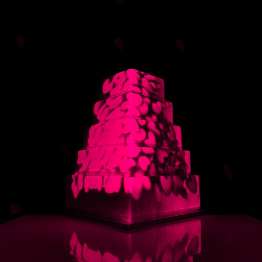 Torten Mapping als Highlight auf einer Hochzeit zeigt 3D-Effektn mit roten Herzen
