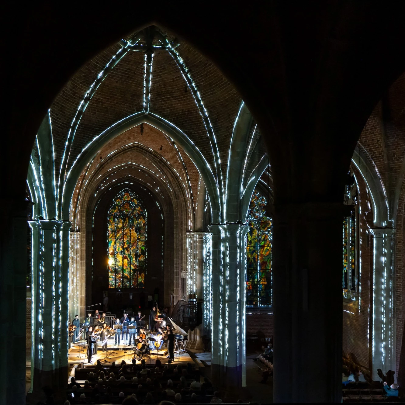 Live Performance aus Musik und gebäudeindividuellen Projektion im Innenraum der Bremer Kirche Unser Lieben Frauen