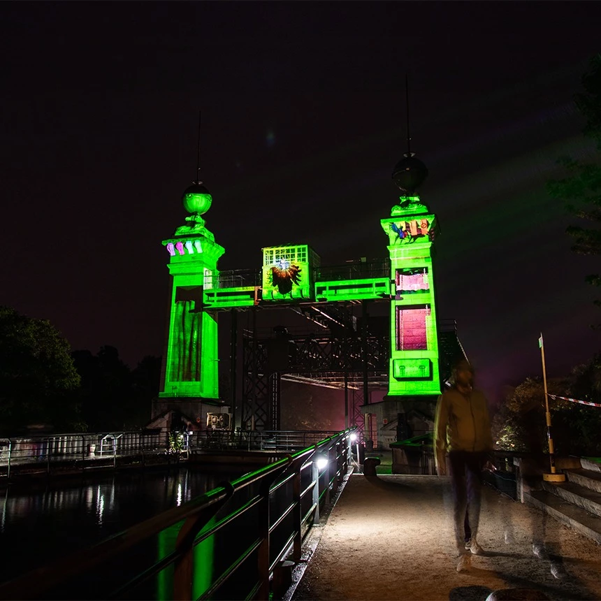 Projection Mapping auf Denkmal Schiffshebewerk Henrichenburg zum Kulturfest ExtraSchicht zeigt die Funktionalität des Monuments, die Oberfläche öffnet sich und gibt die Mechanik virtuell frei