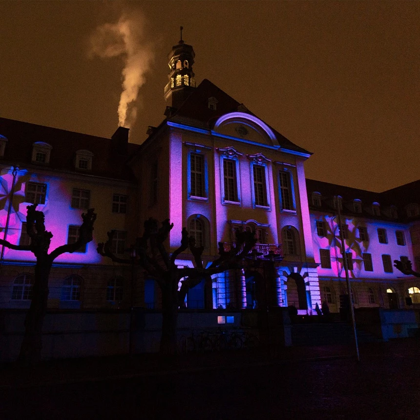 Light Show mit 3D Effekten in violett auf historischer Fassade