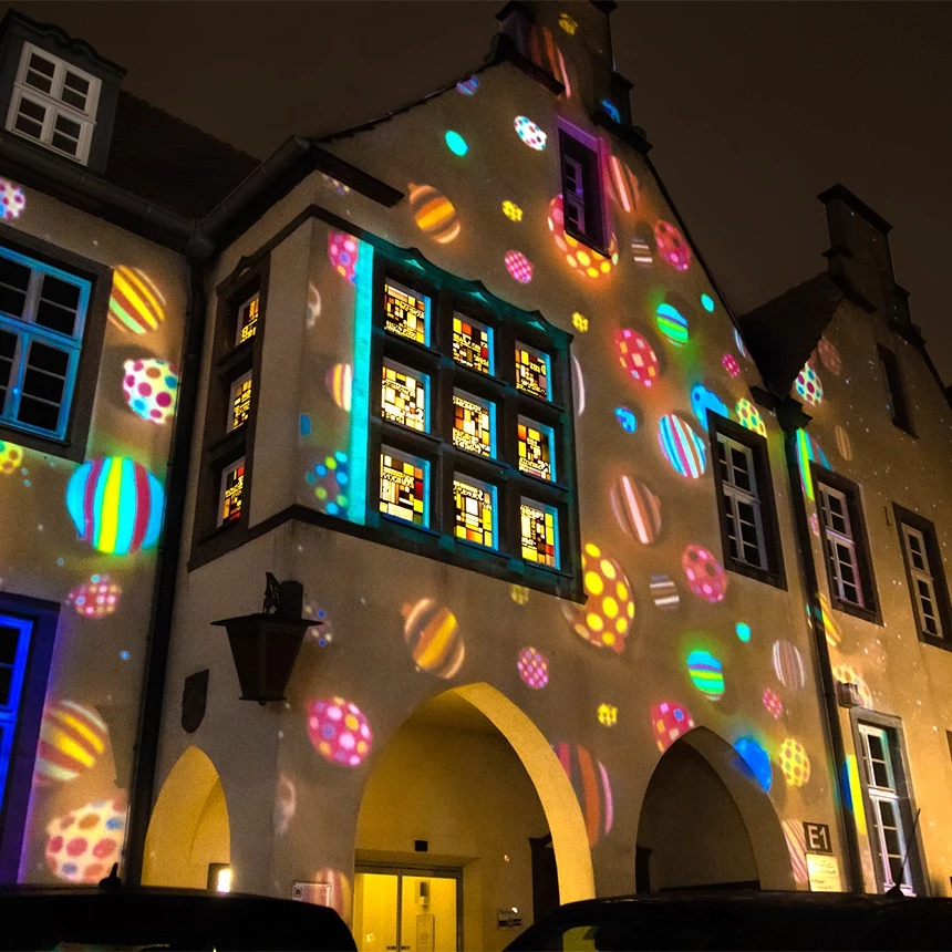 Bei einer 3D Projektionsshow schmücken virtuelle Christbaumkugeln das Rathaus in Halle festlich während der Weihnachtszeit