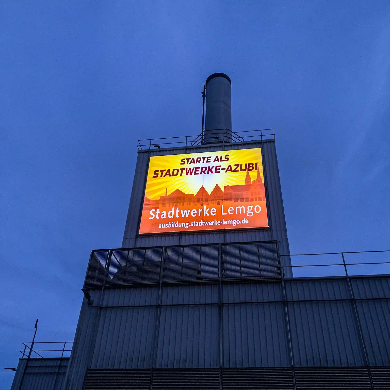 Fassadenprojektion in strahlenden Farben auf dem Heizkraftwerk West in Lemgo