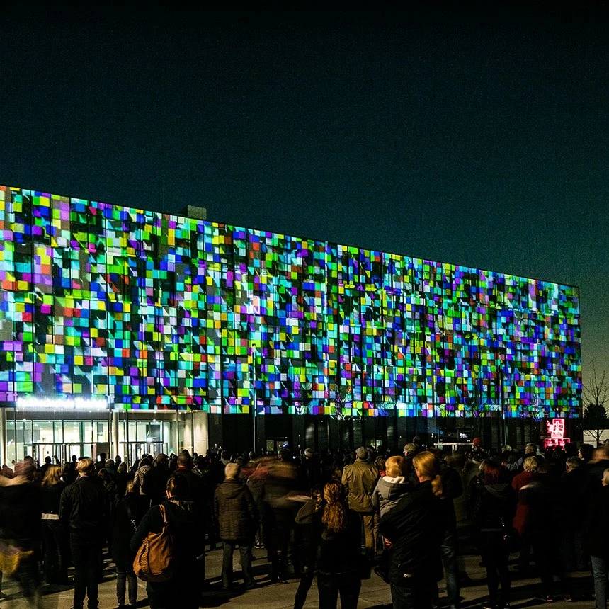 Fassadenprojektion in bunter Pixel-Optik mit 3D Effekt auf FH Bielefeld