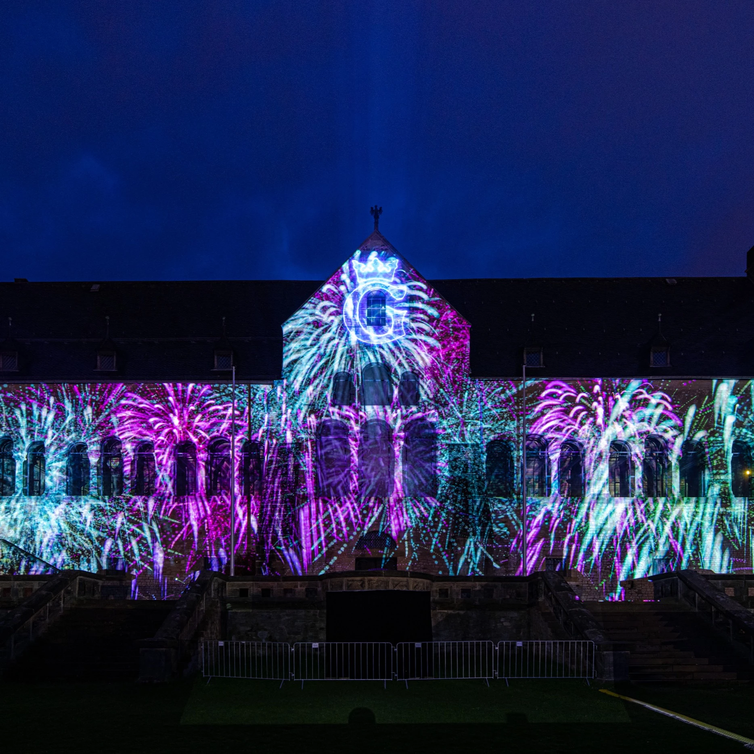 Im großen Finale des Projektionsmappings für das 1100-jährige Stadtjubiläum von Goslar erscheint ein festliches Feuerwerk auf der Fassade der Kaiserpfalz