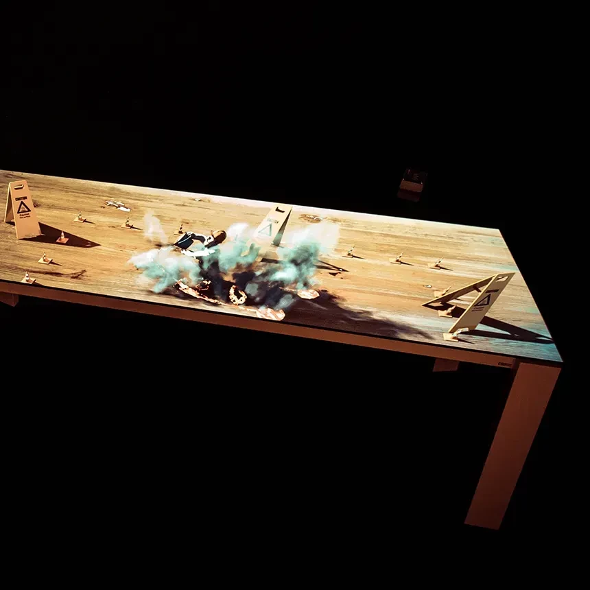 Passgenaue 3D-Projektionen einer Baustelle auf Tisch in Ausstellung