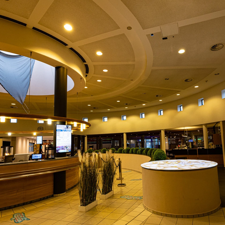 The entrance area of the Therme VitaSol was supplemented by TNL with an interactive table projection, which playfully shortens the waiting time for visitors.