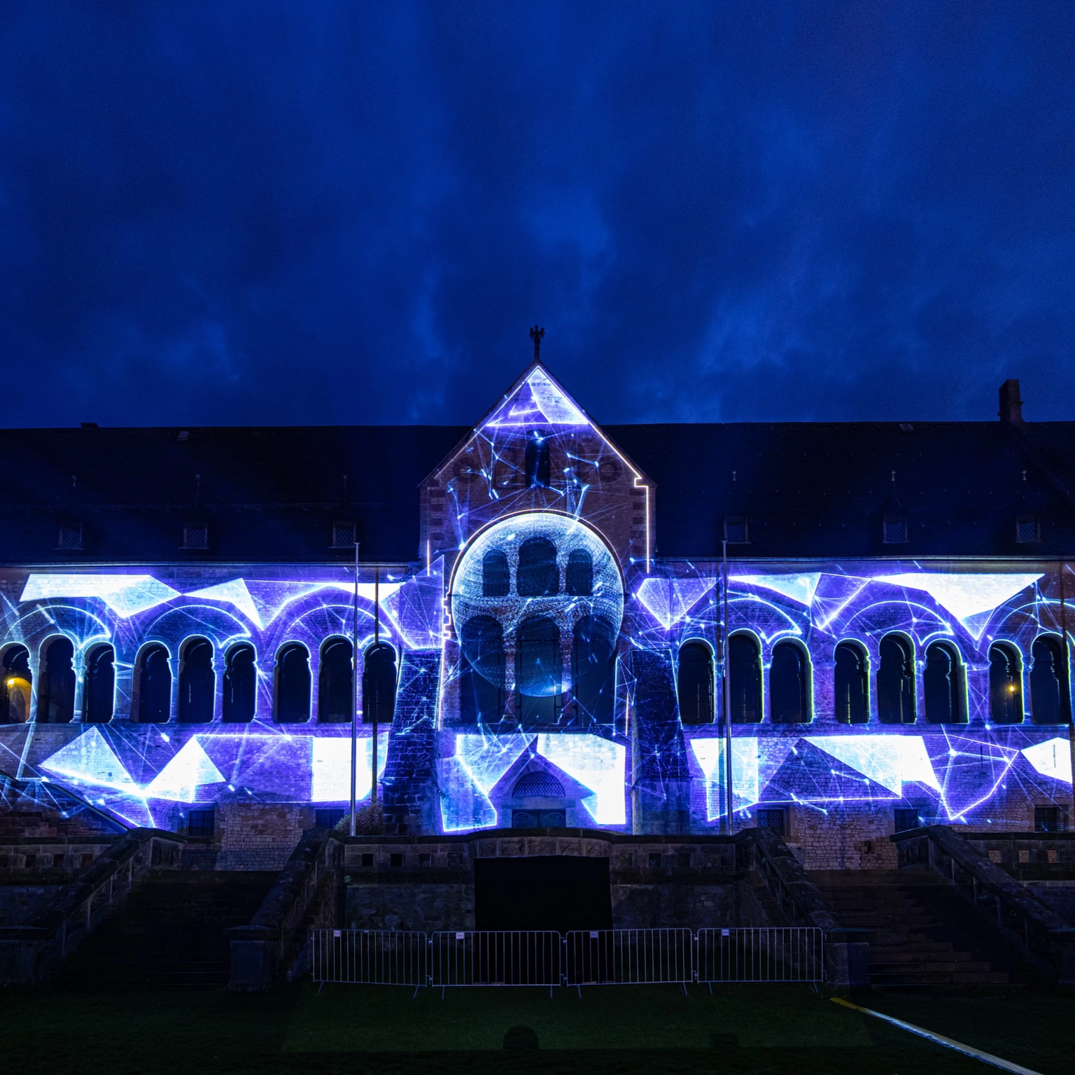 Während eines Video Mapping Spektakels erscheint die Kaiserpfalz futuristisch: virtuelle Linien und Dreiecke legen sich wie eine zweite Haut auf die Fassade