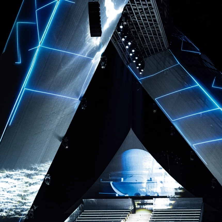 Abstract blue lines stage the opera performance at the Saarpolygon as a video projection on the cultural monument