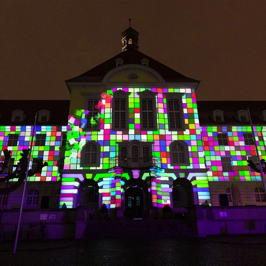 3D Video Mapping mit bunten Steinen auf dem Rathaus Herford