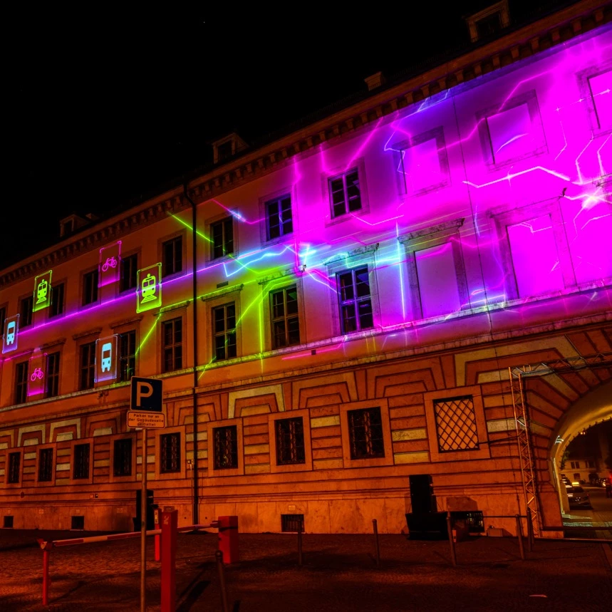 Videoprojektion auf Gebäude zeigt Vernetzung im Rahmen von nachhaltiger Mobilität