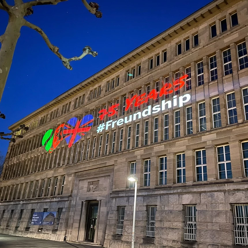 Projektion eines Jubiläumslogos auf Behrensbau-Fassade Düsseldorf