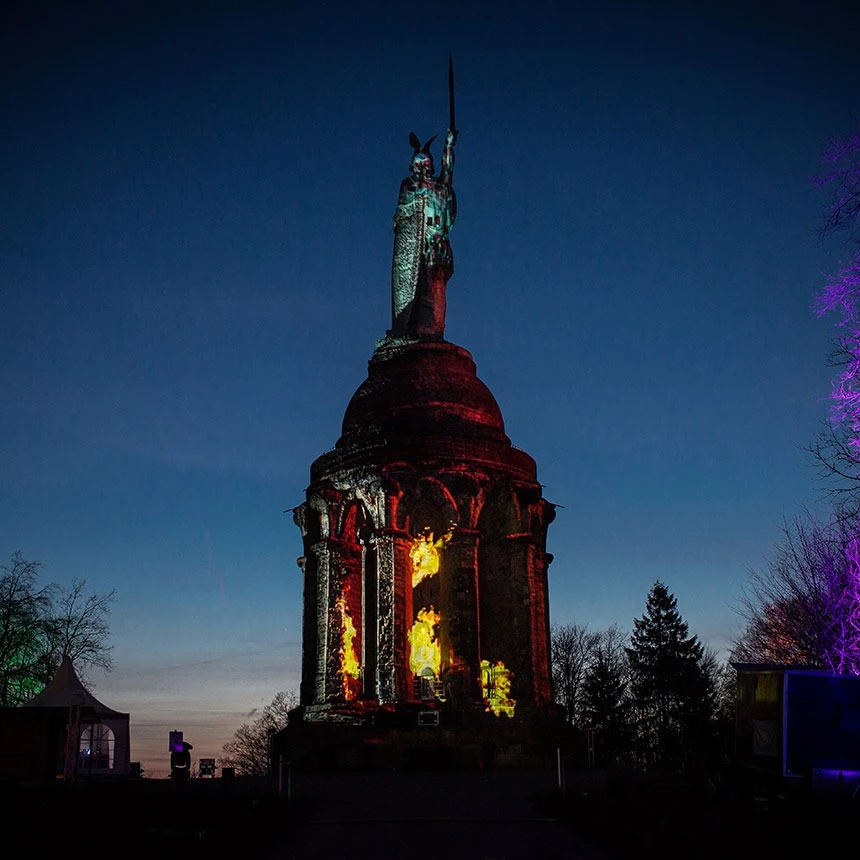 Monument mapping with object-specific three-dimensional fire effects in the pillar area of the Hermann Monument