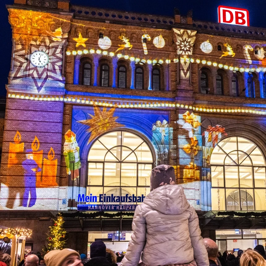 The main train station in Hanover is virtually decorated with Christmas elements: pyramid, nutcracker, candles, stars, candy canes
