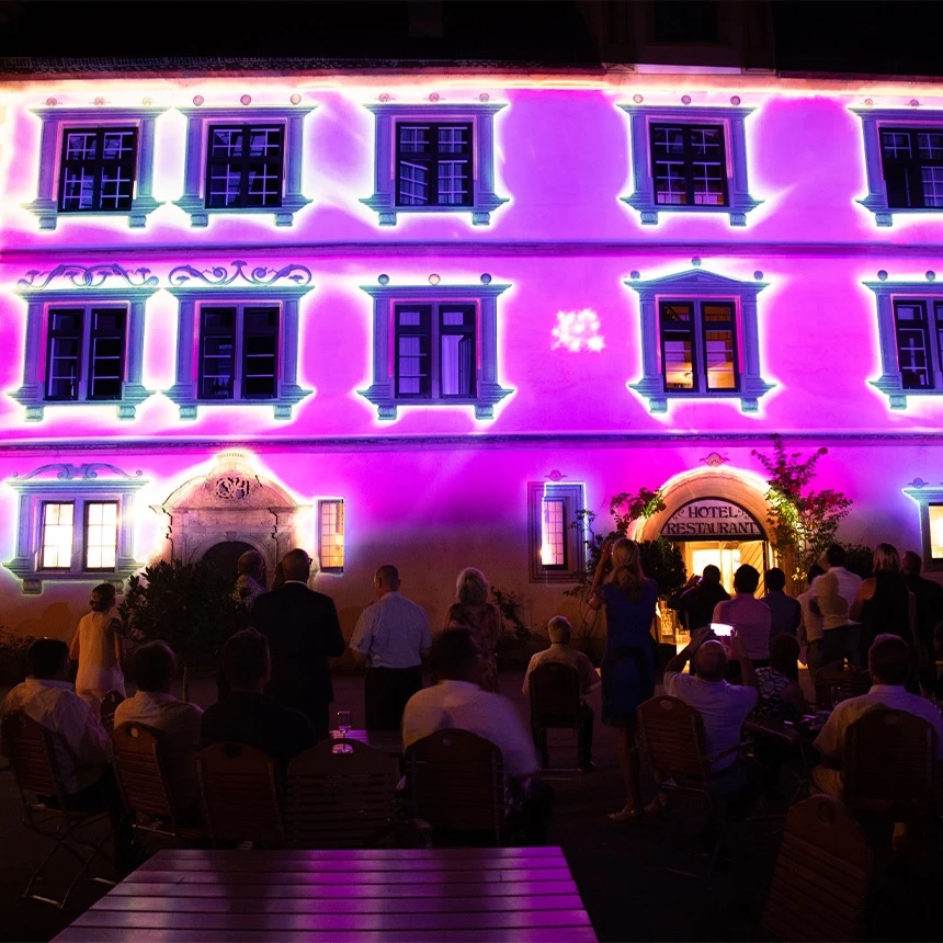 Schloss Illumination in Weitenburg mit 3D Animationen in lila bei einem Abend-Event