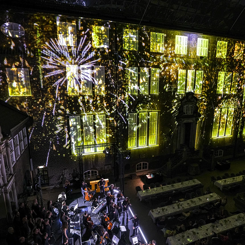 3D-Videomapping Projektion eines digitalen Feuerwerks in einer Industriehalle in Duisburg
