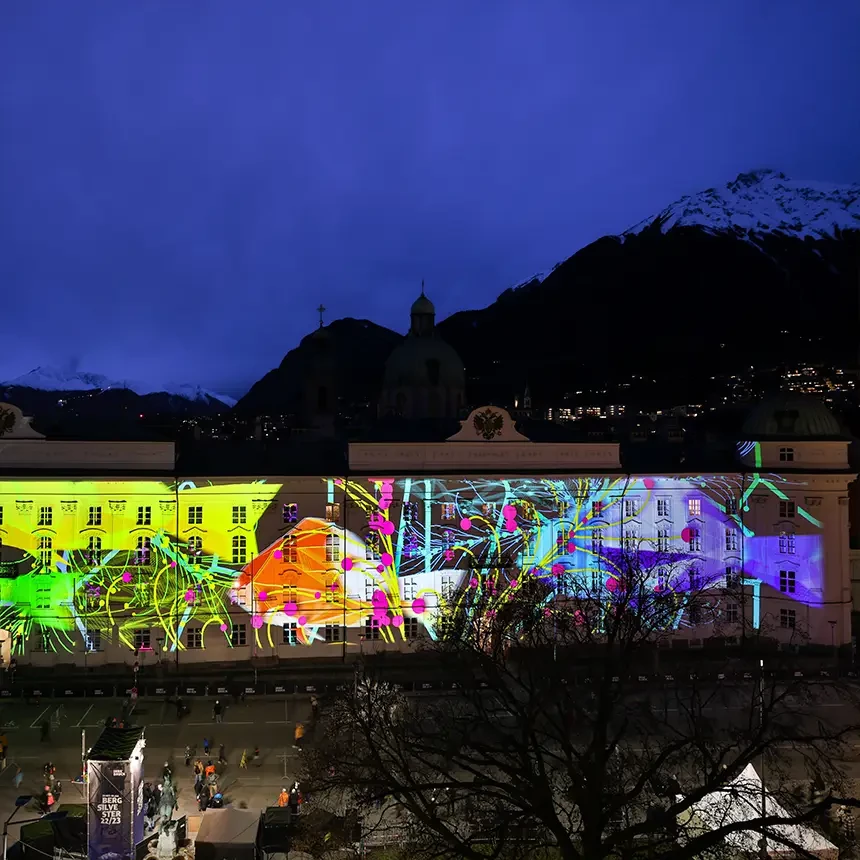 Bei einer 3D Lichtershow werden bunte Fische großflächige auf die Innsbrucker Hofburg und Hofkirche projiziert, wo sie elegant virtuell über die Fassade schwimmen