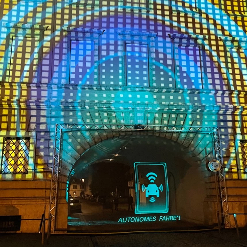 Building projection with integrated 3D hologram on the subject of autonomous driving