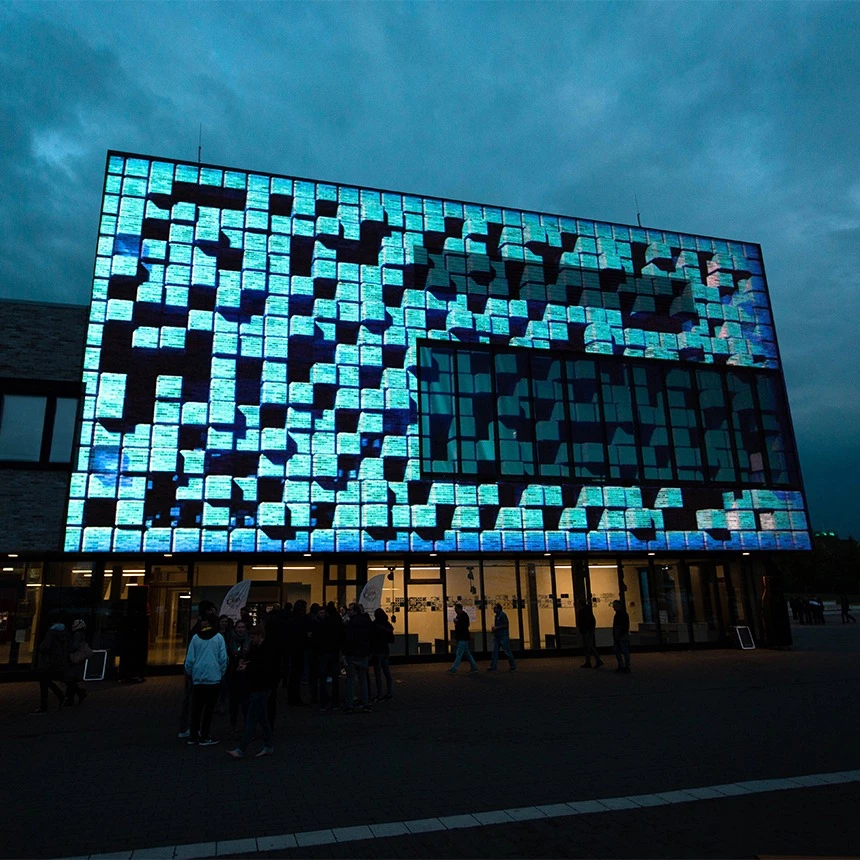 Lichtprojektion auf Hochschul-Gebäude mit Würfeln im 3D-Effekt