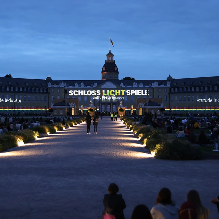 Building-specific light art: textual announcement of the projection by TNL at Schlosslichtspiele in Karlsruhe