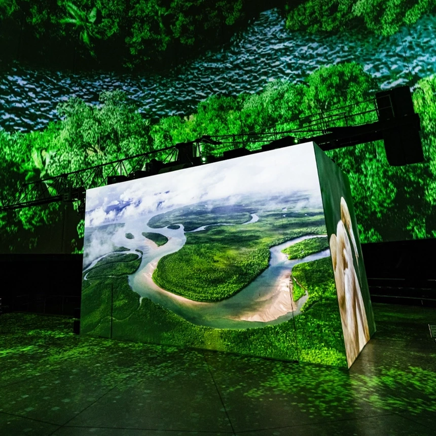 The world of the tropics can be experienced immersively in the Visiodrom with a 360-degree projection: green forests, blue waters and bright sand can be seen in the show.