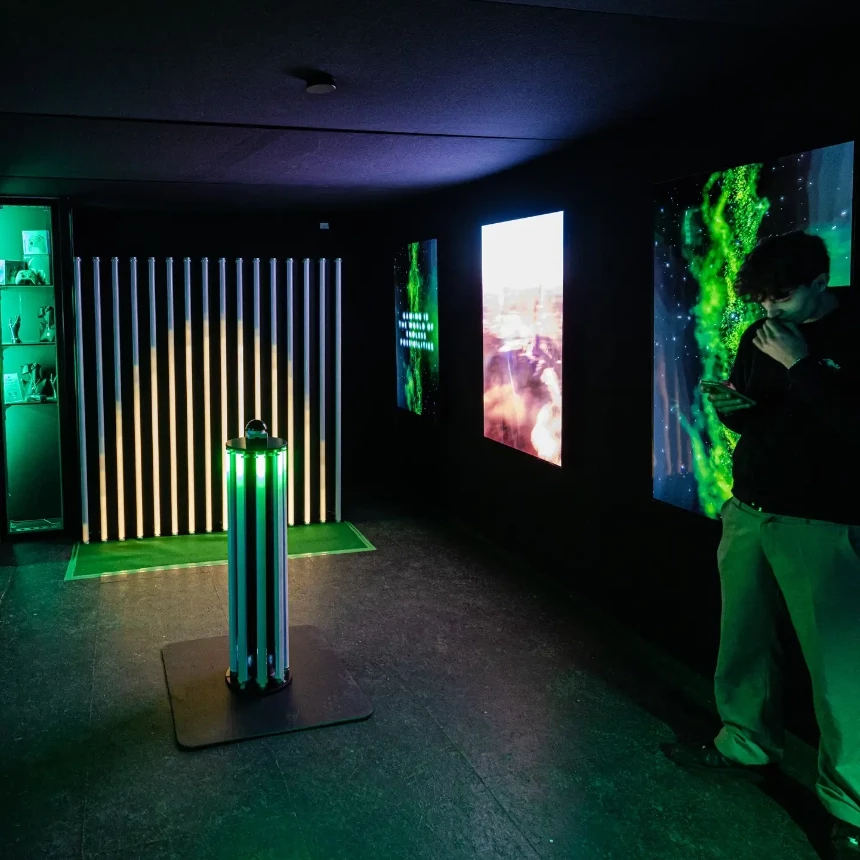 LED Tube Installation als interaktive Station im Corporate Design bei der Xbox Pop-up Kampagne im Lighthouse Berlin