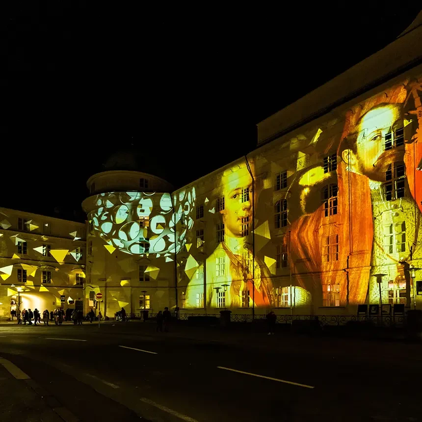 Historische Gemälde mit Figuren der Habsburger werden als Panorama-Projektion auf die Fassade der Hofburg und Hofkirche in Innsbruck gezeigt