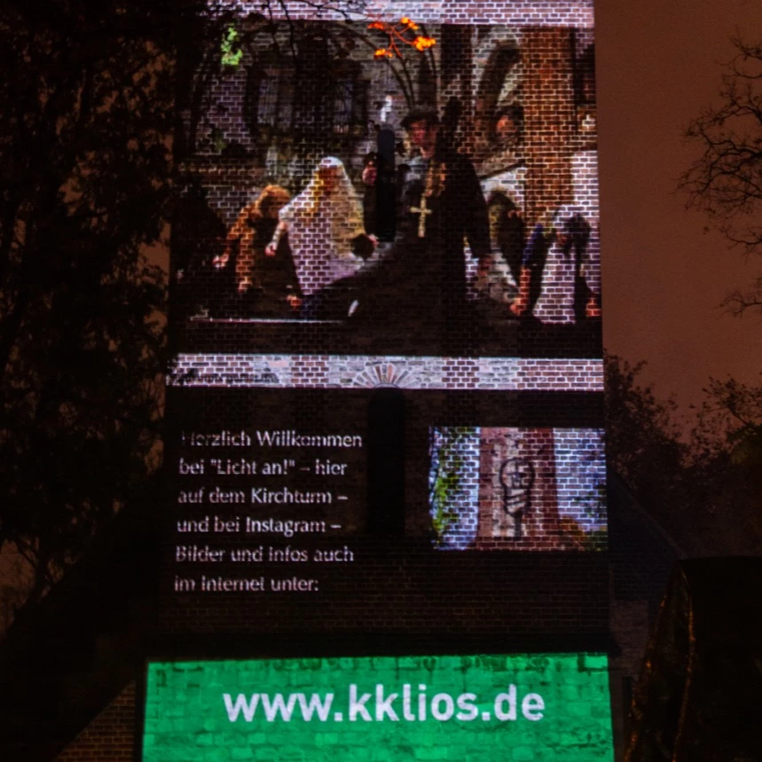 3D Projektionsmapping auf dem Kirchturm der Biesdorfer Gnadenkirche in Berlin zeigt Texte und Bilder, welche von Gemeindemitgliedern auf Instagram veröffentlicht wurden