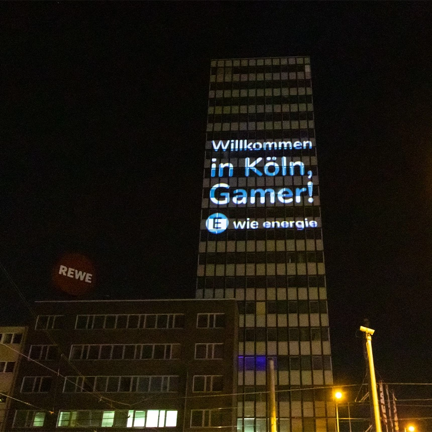 Großbildprojektion mit Schriftzug auf Hochhaus-Fassade in Köln als Guerilla-Aktion zur Gamescom