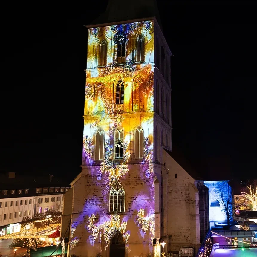 Projection mapping of various colorful elements at the Christmas market in Hamm