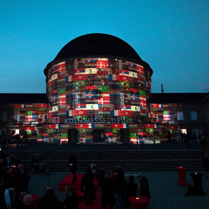 Light Show mit Länderflaggen auf die Fassade vom Bahnhof Köln-Deutz