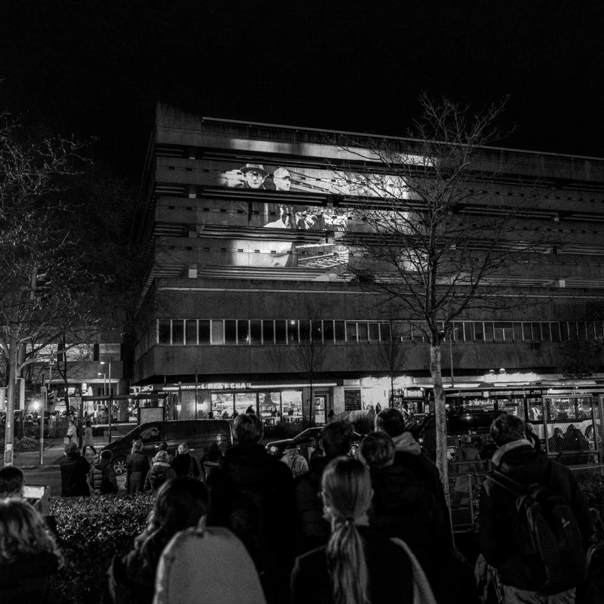 Zum Jahrestag der Riga-Deportation wurde eine großflächige Lichtinstallation realisiert, diezeitgenössische Szenen zeigt und mit Schriften der Opfer gedenkt.