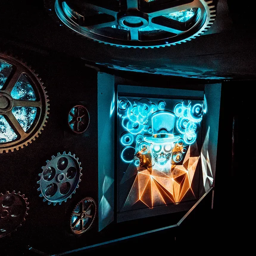 Inszenierung einer Skulptur im Steampunk-Stil im Ausstellungs-Innenraum