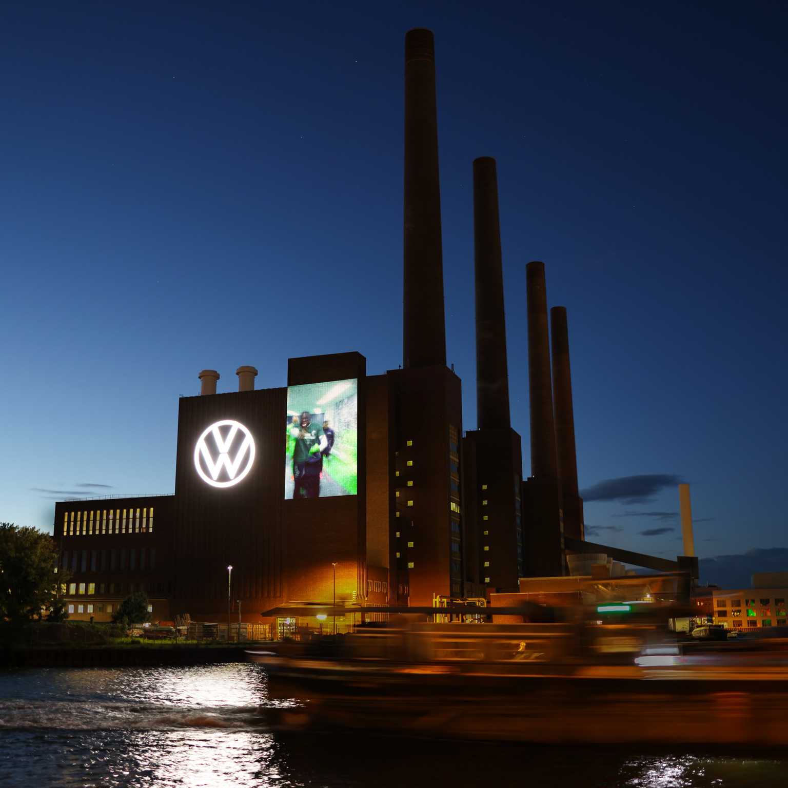 Auf dem Weg Champions League Spiel in der Volkswagen-Arena wurden die Fans des VfL Wolfsburg mit einer Lichtinstalltion auf dem VW Werk überrascht