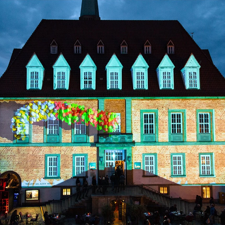 Videoshow auf Bielefelder Theater mit 3D Animationen: Würfel formen sich zur Schlange und verschwinden in Fenster