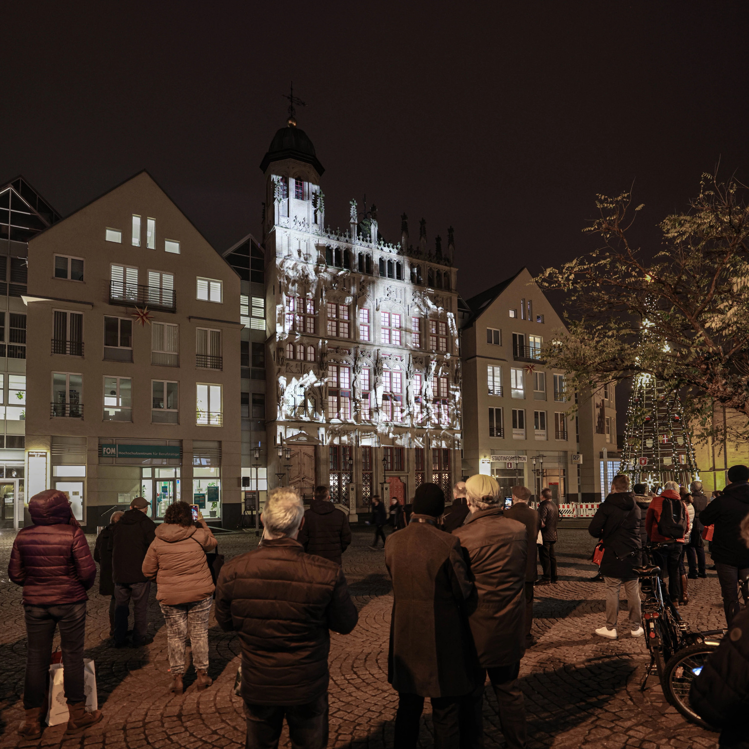 3D video mapping tells almost 8 centuries of Wesel's town history in a few minutes: historical recordings appear on the town hall building during the show