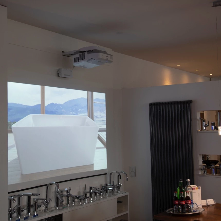 Badezimmer-Planung an interaktiver Wand: Projektion zeigt moderne Badewanne als virtuelles Ausstellungsstück