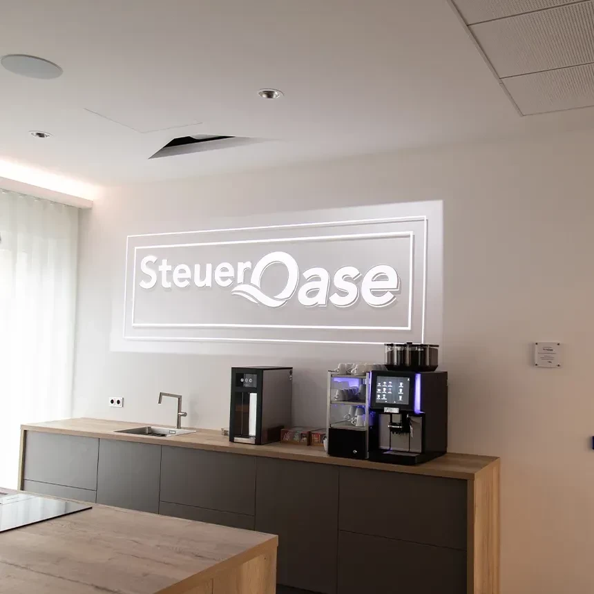 3D Logo an Wand wird mit passgenauen Projektionen inszeniert 