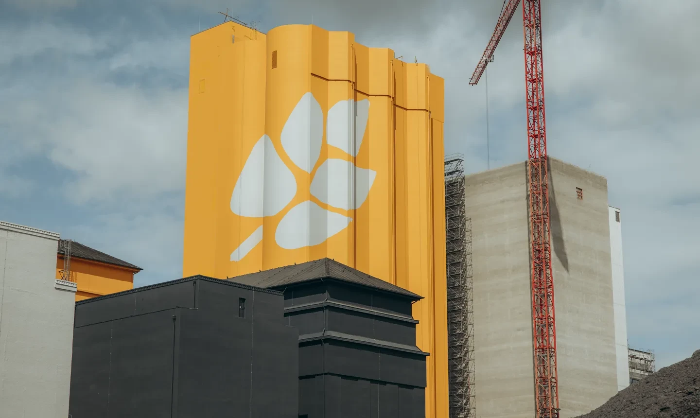 Stencil projection for facade painting Plange