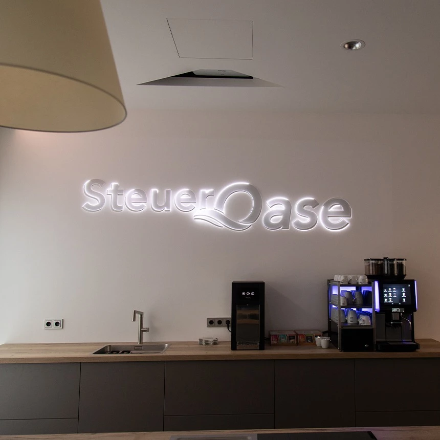 Mit Projektionen animiertes 3D Logo im Loungebereich eines Bürogebäudes: der Schriftzug Steueroase wird mit Linien nachgezogen