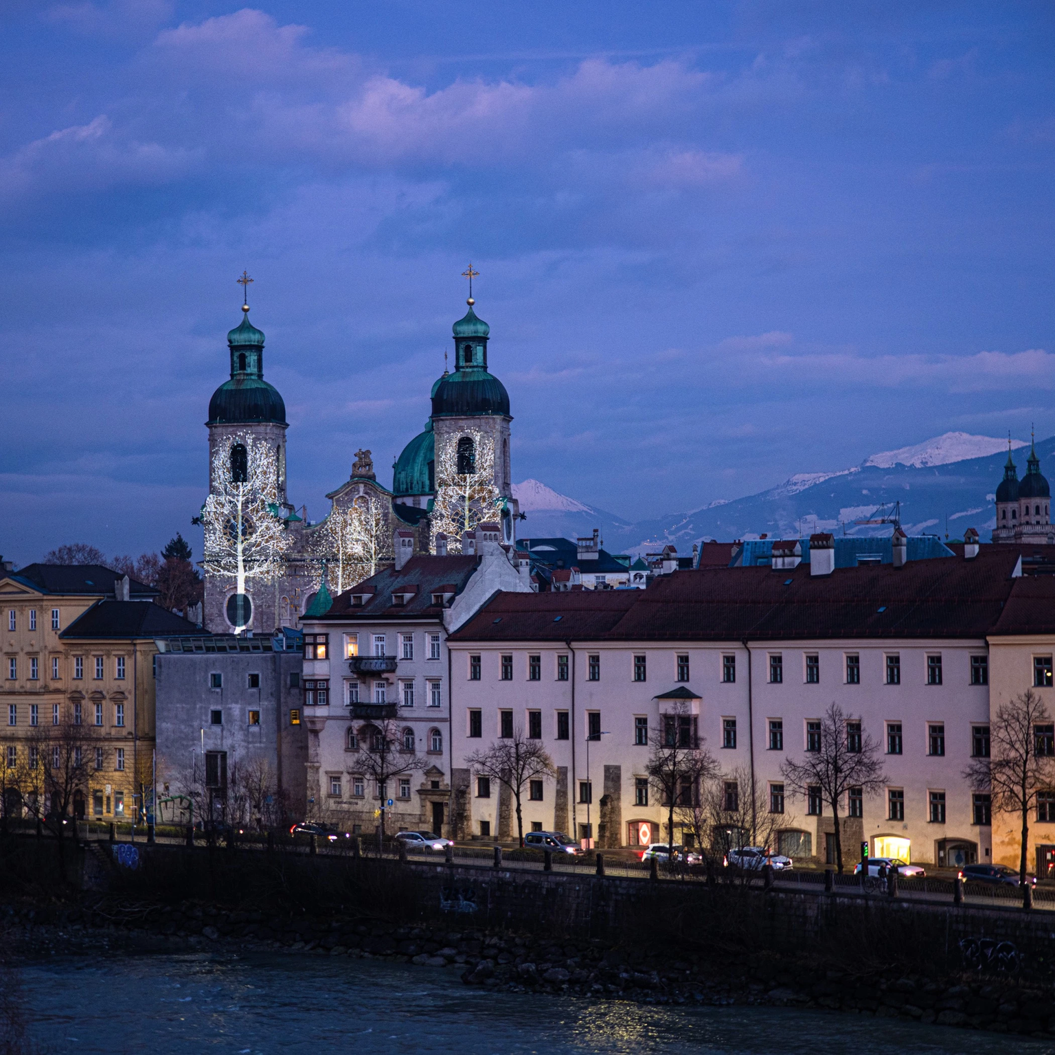 Mit Hilfe von 3D Video Mapping wachsen Bäume auf dem Dom zu St. Jakob, im Hintergrund ist das Alpenpanorama sichtbar