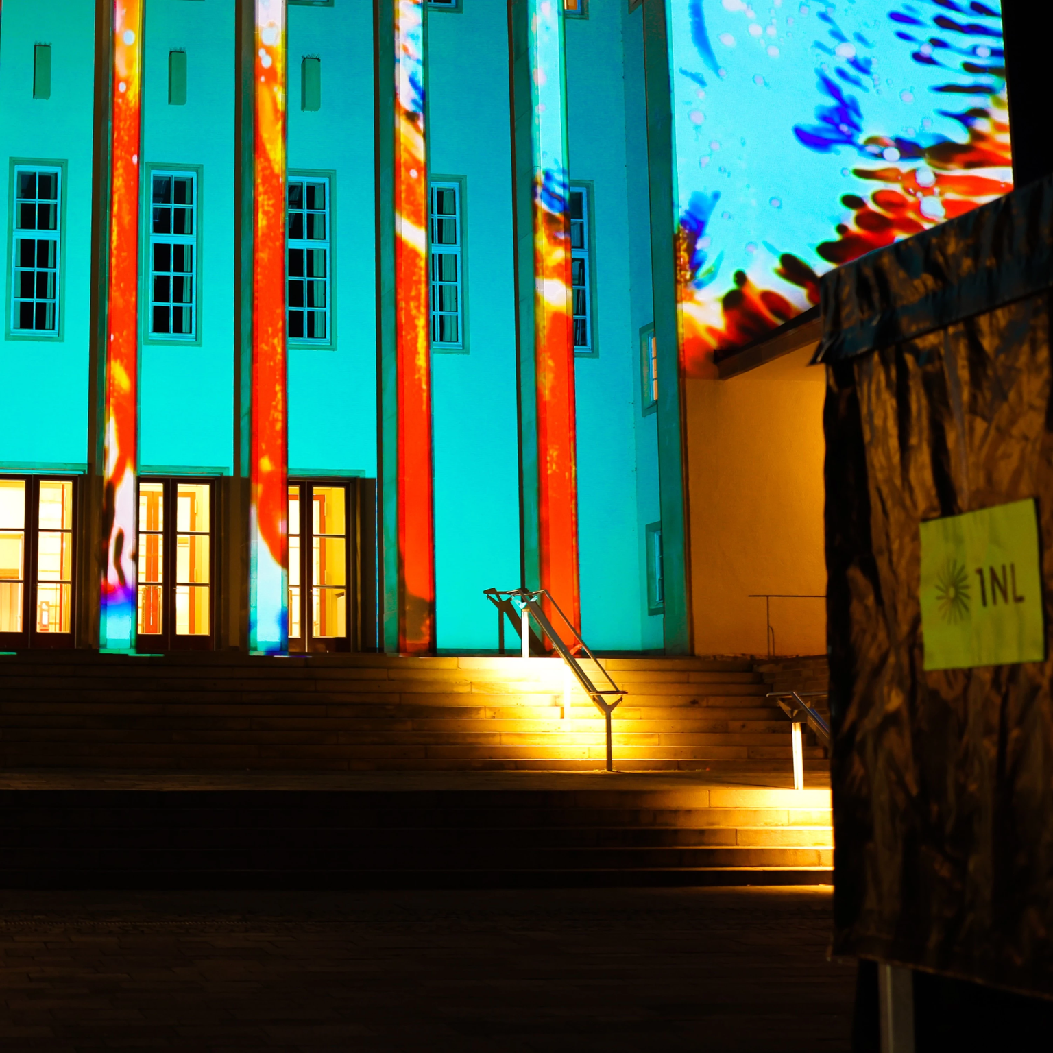Fassadenillumination mit Flüssigkeitseffekten auf Gebäude mit Säulen