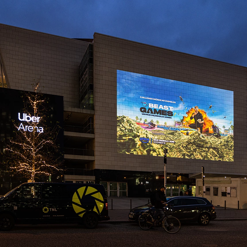Eine Werbeprojektion zu Mr Beast Serie "Beast Games" ist auf der Uber Arena in Berlin zu sehen