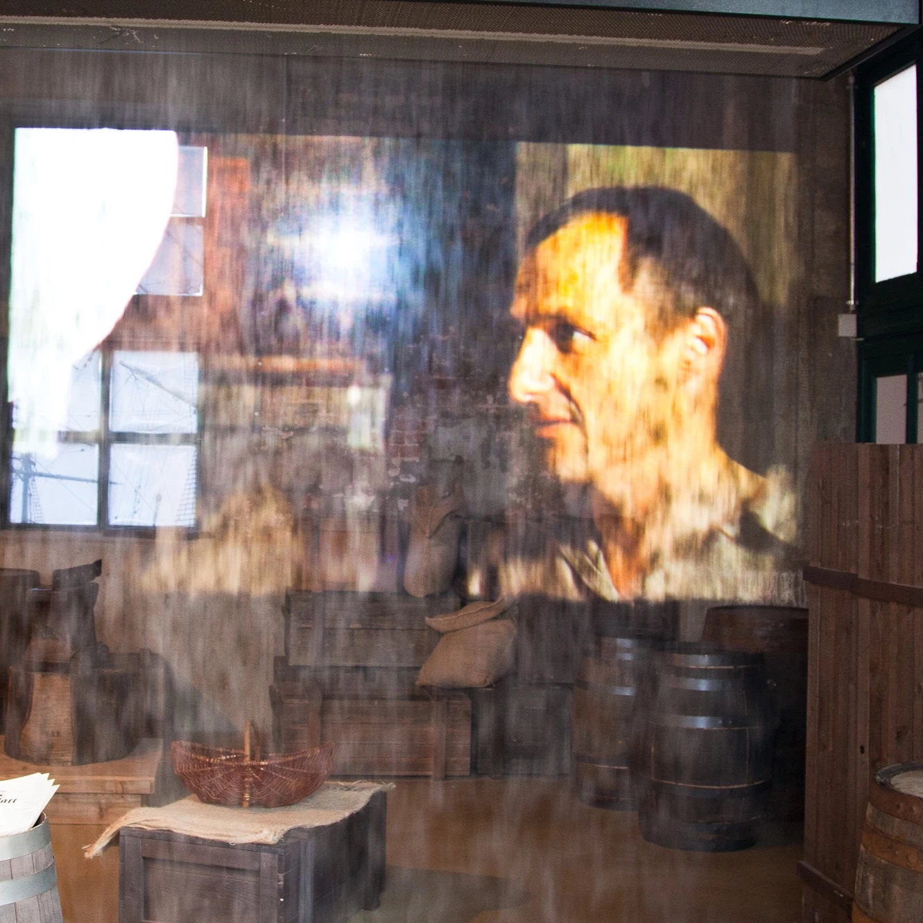 Für einen Augenzeugen-Bericht im historischen Kontext erscheint ein Schauspieler fast durchscheinend auf Nebelleinwand bei Ausstellung in Bremen