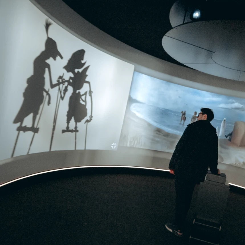 A person experiences interactive knowledge transfer via 360-degree projection at the State Museum of Hanover.