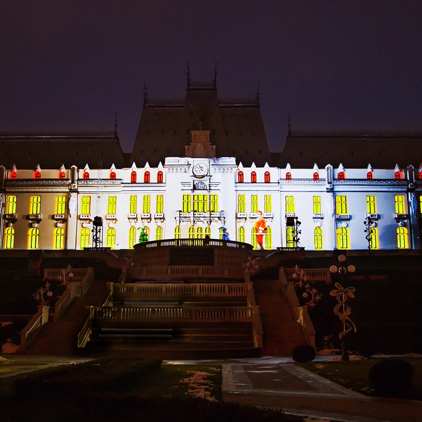 Weihnachtliches Video Mapping auf dem Palast Iasi in Rumänien zeigt den Weihnachtsmann und seine Elfen