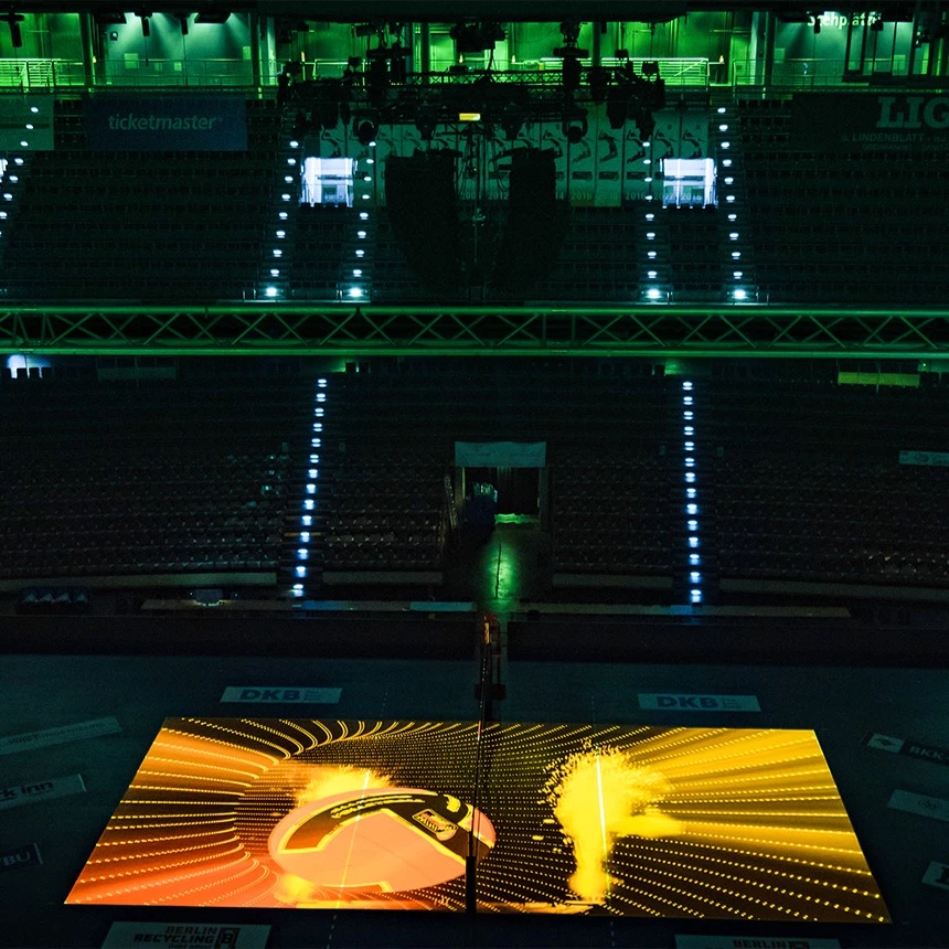 Opening show on the playing field shows volleyball highlights of the BR Volleys in 3D