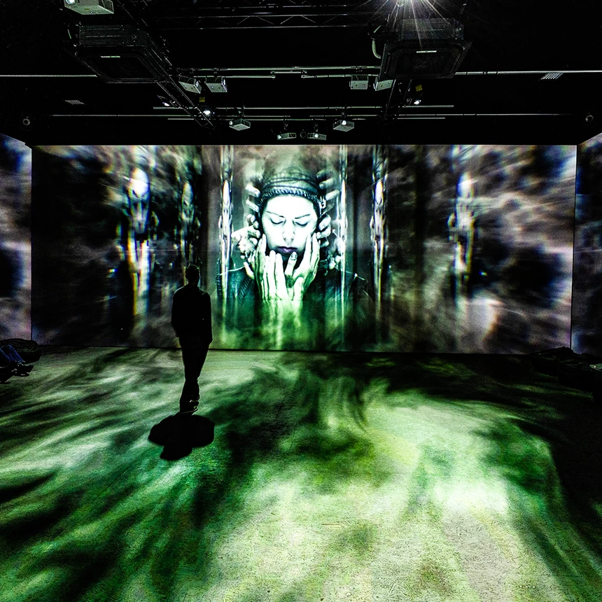 Immersive Projektionen lassen Gamer:innen eintauchen in dynamische, lebendige Welten der Xbox-Spiele